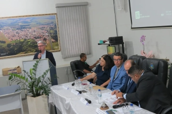 Foto - Entrega do título de cidadão echaporense ao deputado Dirceu Dalben