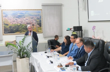 Foto - Entrega do título de cidadão echaporense ao deputado Dirceu Dalben