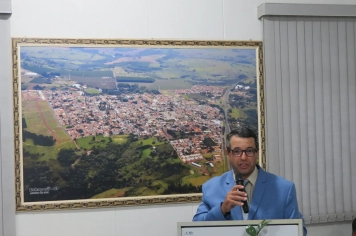 Foto - Entrega do título de cidadão echaporense ao deputado Dirceu Dalben