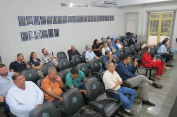 Foto - Entrega do título de cidadão echaporense ao deputado Dirceu Dalben