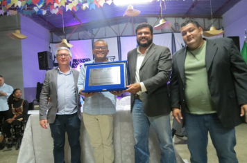 Foto - Entrega do título de cidadão echaporense para o ex-vereador Almir Robertto