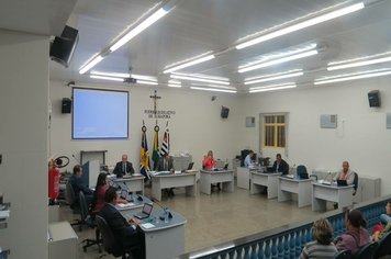 Câmara de Echaporã lê relatório da CEI