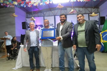 Foto - Entrega do título de cidadão echaporense para o ex-vereador Almir Robertto