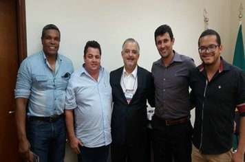 Vereadores pedem pá carregadeira