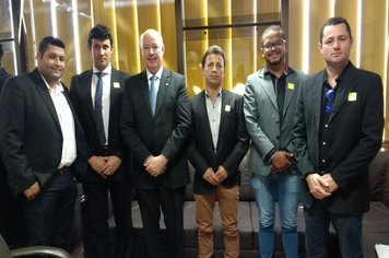 Vereadores entregam pedidos a deputado