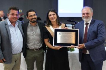 Câmara concede titulo a Marcia Mesquita, da UNIMAR