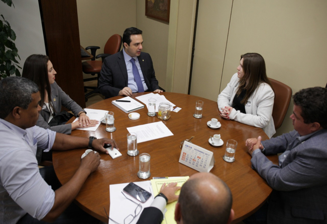 Vereadores se reúnem com deputado