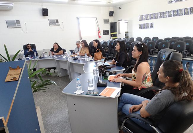Câmara de Echaporã recebe Secretária da Educação